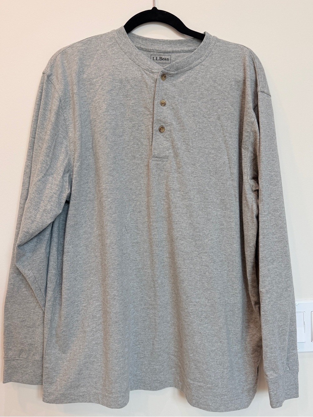 L. L. Bean Men’s Large Long Sleeve Grey 100% Cotton Henley Shirt Like New